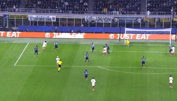 クロスを上げる南野拓実