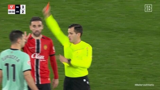 「大スキャンダルだ」1分間でレッドカード3枚の異常事態に現地ファン大荒れ「審判は子供みたい」「こんなやり方で試合をぶち壊すなんて」 4枚目