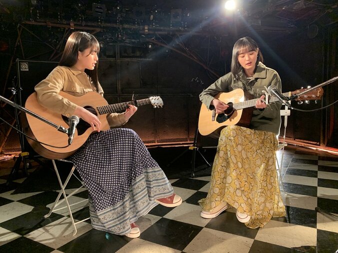 大園桃子・遠藤さくらがギターの弾き語りを披露! 乃木坂46のユニット曲『友情ピアス』のMV公開 1枚目