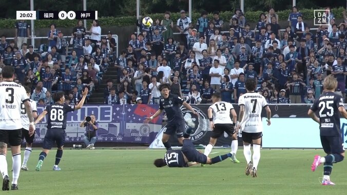 大丈夫か？衝撃の顔面着地にスタジアム騒然「もうやめてくれ」「怖い落ち方」空中戦でバランスを崩し顔から地面に激突した瞬間 4枚目