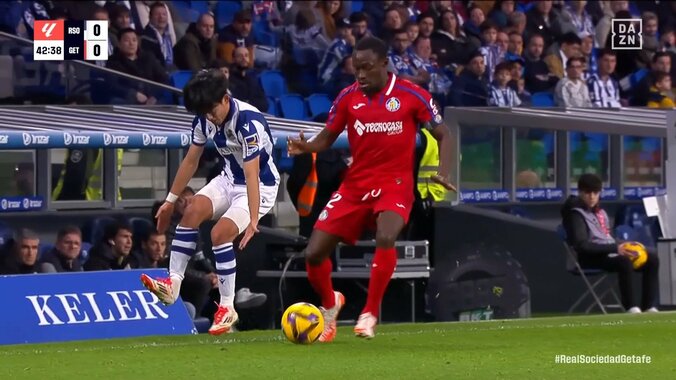 「めっちゃ怒ってる」久保建英がイラッ！執拗マークで脱げたスパイクを叩きつけた瞬間「タケ激おこ」 5枚目