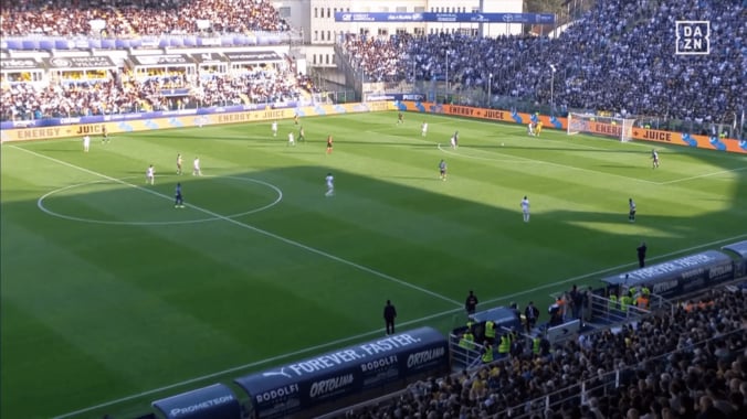 そこ通すか！？ 鈴木彩艶の“冷静すぎるスーパーパス”に現地メディア大絶賛「スズキから速攻が生まれた」「プレッシャー時も前に出れる」「足でスキル発揮」 5枚目