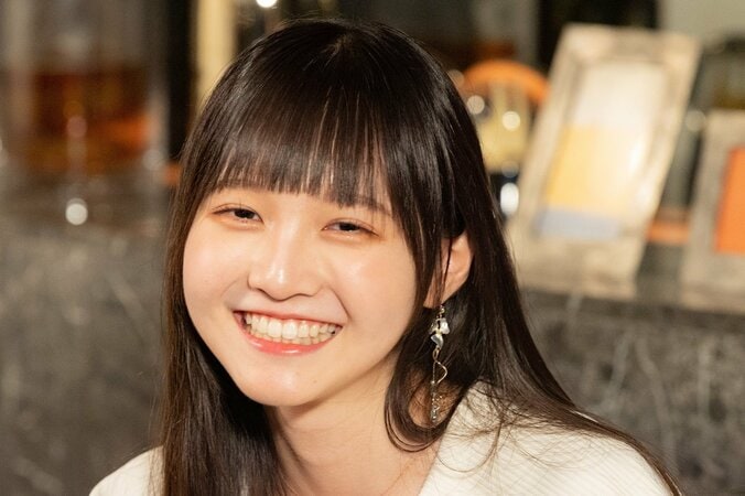 19歳の美人青学生、スケスケの白ワンピ姿で美脚チラリ！ 合コン男性陣から「妖精！」「透明感スゴイ」の大歓声 1枚目