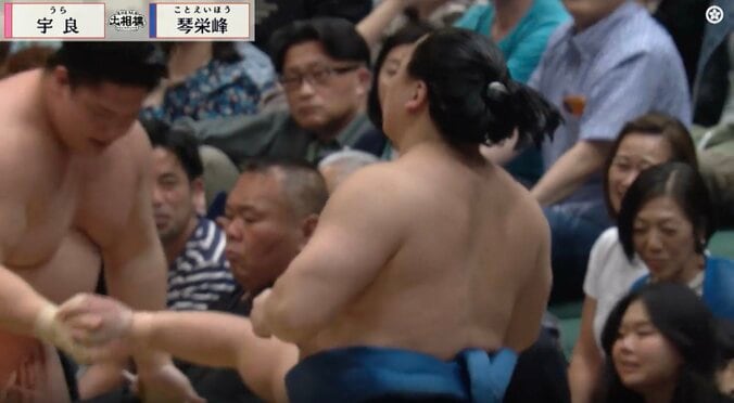 “土俵際のマジシャン”宇良、客席へ突っ込むも伯乃富士が受け止める 「キャッチした」「助けてくれた」予想外の光景に反響 5枚目