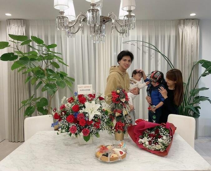  川崎希、サプライズで夫・アレクの誕生日を祝福「ケーキを買うのも難しくて」  1枚目