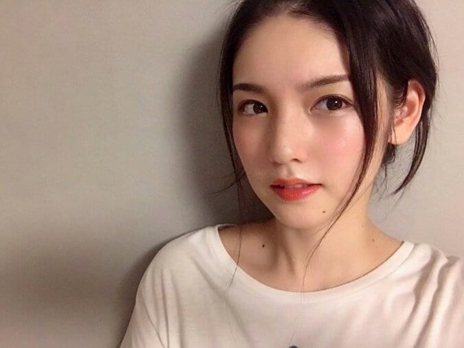 道重さゆみ、コスメで1人遊びした姿を公開「大人綺麗」「モデルさんみたい」の声 1枚目