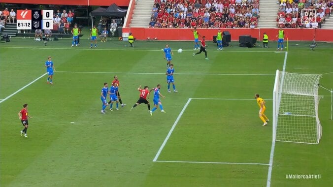 「いい飛び出しだったけど…」浅野拓磨、絶妙飛び出しからのヘディングシュートを外し「次は決めてくれ」 5枚目