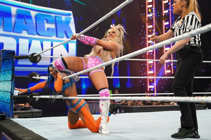 【写真・画像】女子レスラーが「空から降ってきた！」一撃で衝撃KO 圧巻の高さから両ヒザ突き刺さる「容赦ない」一撃にファン騒然　1枚目