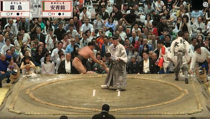 両大関が“直に触れ合って”讃えあう姿と「うなづき」
