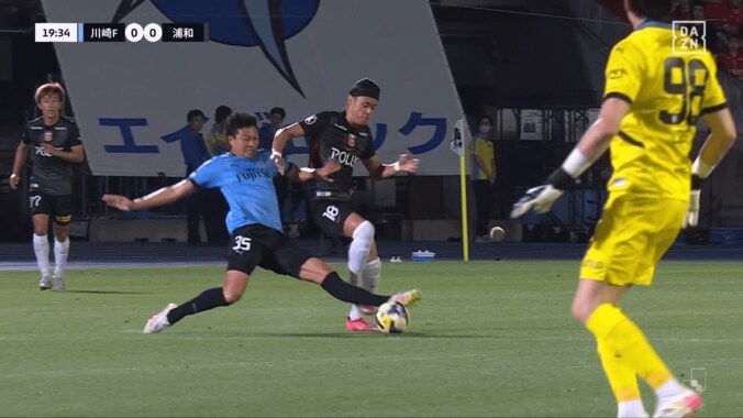 「レッドカードだろ」「妥当な判定」Jリーグの“DOGSO未遂”でファン大論争！川崎DFが浦和FWを引っ掛けた瞬間「ハーフウェーラインだし」「ファウルなければ決定機」 4枚目