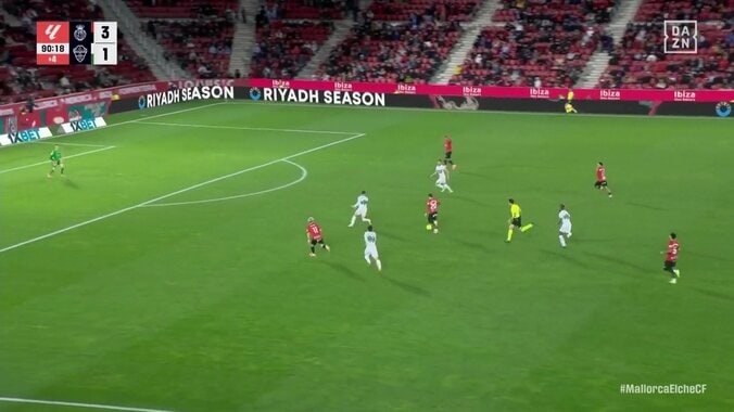 なぜ…？日本代表FW、超高速ボール奪取から迎えた決定機でパスを選択→アシスト未遂に「自分で打てばいいのに」「なんでパスした」ファンは不満の声 5枚目