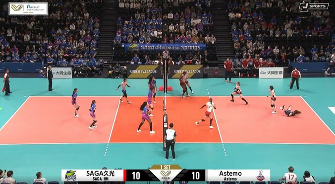 好レシーブを連発したリベロの德本歩未香。くるっとブレイクダンスのように体勢を立て直す