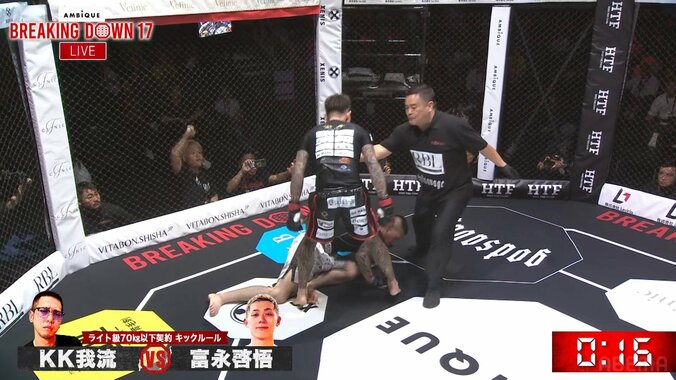 覆いかぶさって暴言を吐き捨てる