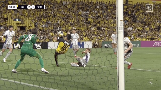 「なんだそれすごい！」柏FWの“アニメ級オーバーヘッド弾”にファン熱狂！「今季レイソルのベストゴール」伊東純也＆関根大輝も笑顔 2枚目