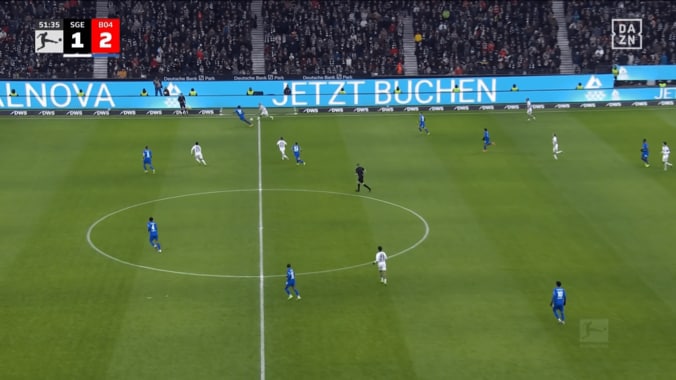 嘘だろ？ 堂安律、“魔法のファーストタッチ”で敵翻弄！足下に収めると見せかけ…「面白いですね」解説も称賛 2枚目