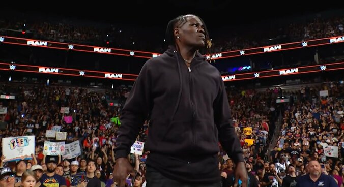 黒いスウェットにフード付きのパーカー姿で登場したRトゥルース