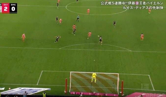 「なんやこれ！？」恐怖の“爆速カウンター”→4人連動で混乱「ヤバすぎるだろ」 バイエルン、衝撃の“高速アタック”に場内騒然 3枚目