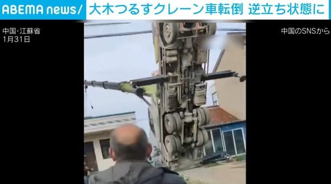 倒れるクレーン車