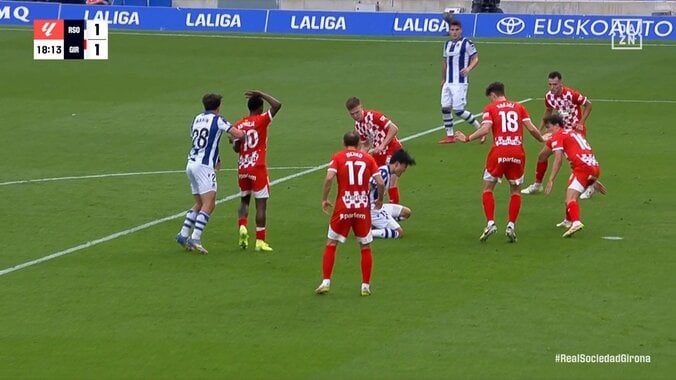 「やっとファウル取ってくれた！」久保建英“PK獲得”にファン歓喜「頑張りが実った」「実質タケの1点」巧妙ボール回収でファウル誘発の瞬間 4枚目