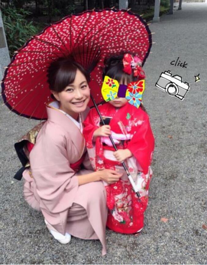 蛯原英里、地元・宮崎で娘の七五三お詣り「親になったんだな～と改めて実感します」 1枚目