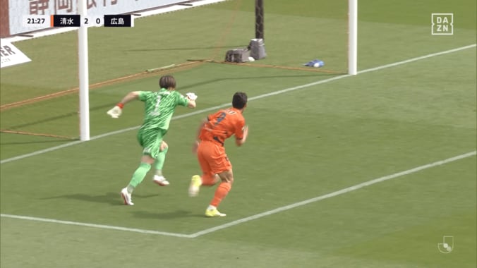 「何してる…」日本代表GKが“痛恨ミス”でまさかの失点→ファン悲鳴「さすがに擁護できん」「最近どうした」大迫敬介が天を仰ぐ 5枚目