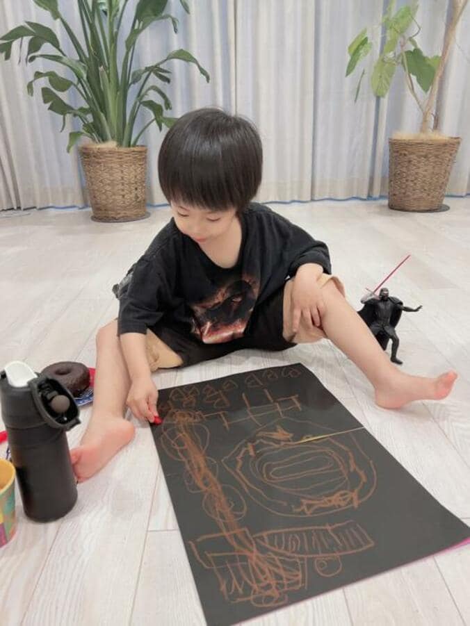  アレク、“天才かも”と思う息子の行動「歌を絵にしてる」  1枚目