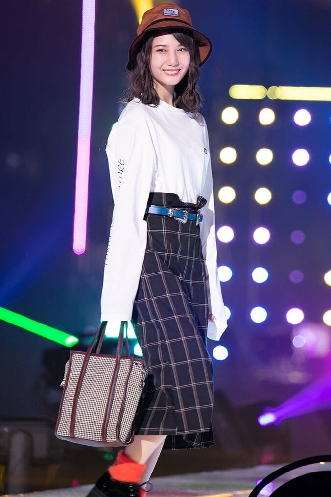 けやき坂46小坂菜緒、クール＆キュートな姿で『TGC』ランウェイ2度歩く 4枚目