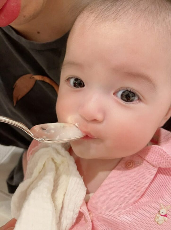 川崎希、離乳食デビューした娘の反応に「どうしようかと思った」