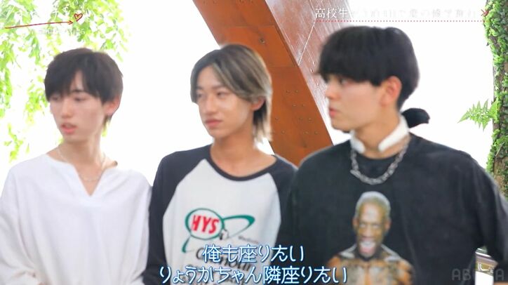 爆モテ高3女子・りょうかの隣に座りたい男子たちが取り合い？「俺も座りたい」「席替わらん？」『今日好き』卒業編2023第5話