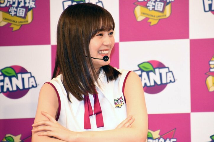 カズレーザー、斎藤飛鳥に「小顔すぎる!」 乃木坂メンバーが「変顔ボトル」に大はしゃぎ