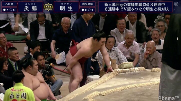 炎鵬、軍配差し違えで4度目の勝ち越しお預け　右の太もも裏を押さえる仕草に錣山親方「おそらく肉離れ」　