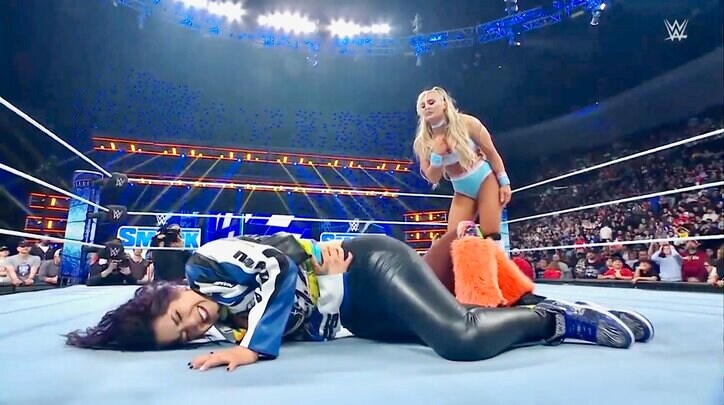 【写真・画像】24歳新星女子レスラーが“ちゃっかりしすぎ”狡猾KO劇　「遠いのによく飛んだな」「ドンピシャ」元体操選手の暴力的美技がまたも話題に　1枚目