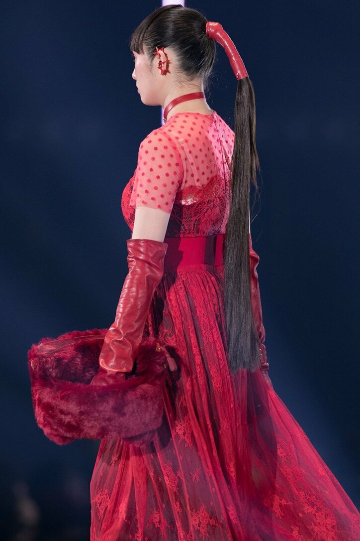 欅坂46が背中ざっくりセクシーに、個性全開アーティスティックに魅せた「TGC」ランウェイ