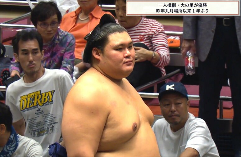 「粗末に扱うなw」大の里の“超デカい”副賞を呼出が… まさかのオモシロ光景に「クルクルと…」実況思わずツッコミ