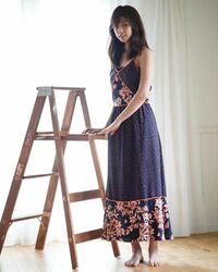 岡副麻希の夏っぽいワンピース姿に「顔が小ちゃい」「やっぱ可愛い」とファン絶賛