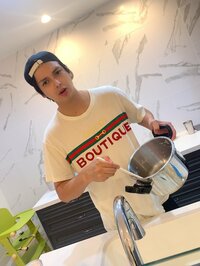 川崎希『アレクが洗い物をしてるよ～♡』