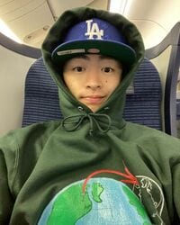 佐野玲於“ひょうきん顔”での自撮り投稿に「可愛すぎる」とファン悶絶