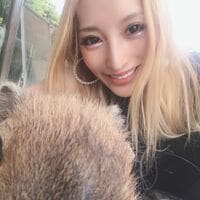 加藤紗里、カピバラを膝の上に乗せて負傷…？ フォロワーからは「痛そう 大丈夫？」と心配の声
