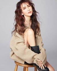 工藤静香、ライブ公演中止を発表 美脚がのぞくポスター用写真をファン絶賛「娘さんたちと姉妹と言っても通ります！！」