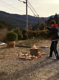 「男前です」「フォームが美しい」宮沢氷魚のイケメンな薪割り姿にファン大絶賛