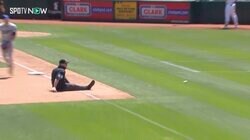 一体、何者なんだ…？ 痛烈ライナーを間一髪で“神回避”したイケおじ審判が話題に「ナイス避け」「ドヤ顔かわいいw」