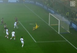 せっかくのビッグセーブが…鈴木彩艶、悲運の失点「ついてない」「さすがに無理」メディアやファンも擁護した瞬間