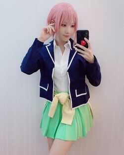 グラビアで活躍中の小鳥遊くれあ「五等分の花嫁」中野一花の制服＆水着コスにファン悶絶「完成度高すぎる！」