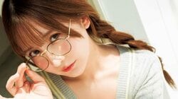 小柄マシュマロボディに“S字腰” 清水れい、王道清楚＆大胆グラビアで魅了 『ヤンジャン』再登場