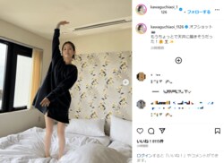 川口葵、オーバーサイズの“美脚全開”くつろぎショット披露「天真爛漫な姿最高」「服のサイズ感が絶妙でかわいい」とファン歓喜