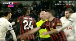 「最悪すぎる…」「ヤバい雰囲気」ベンチで乱闘騒ぎ→容赦ない危険タックルで一触即発！ 倒された相手がブチギレてメンチ切りの瞬間