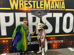 日本人女子アナ、米プロレスの“超”巨人と遭遇 “高い高い”写真に衝撃 軽々持ち上げられ驚きの表情