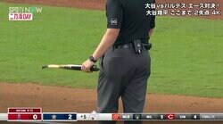 大谷翔平、元相棒のバットを“真っ二つに破壊” 驚愕のパワーシンカーに同僚三塁手も驚き ファンも大興奮の「バット砕き投法」