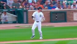 えっ？ 打球はどこに消えた…！？ 打者がドン引き… 衝撃の“バット粉砕シーン”が話題に「いくらなんでも割れすぎw」「バッターが1番ショック」