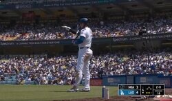 誰にメッセージ…？ 大谷翔平、一瞬見せた“謎のサイン”「どうした」「なんか言ってる」 誰かイジった？打席前の“動き”が話題に